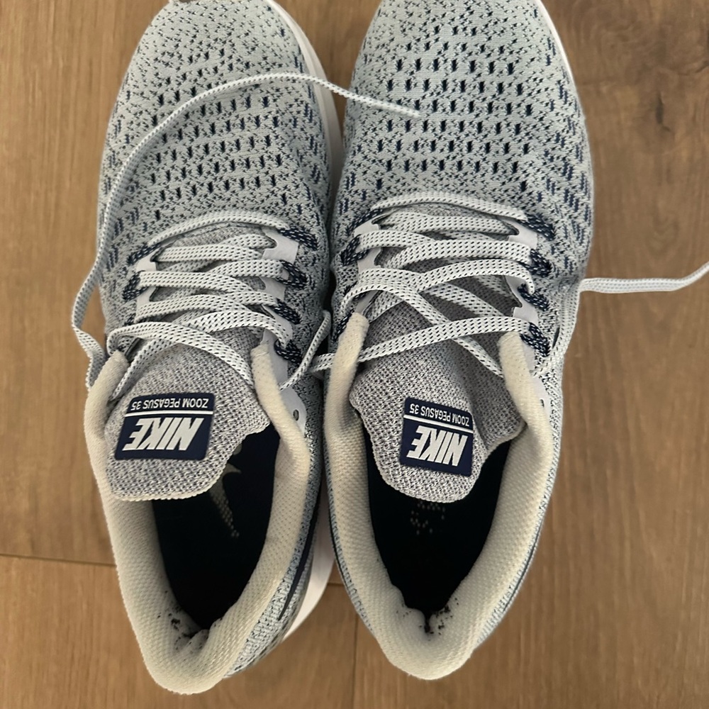 Nike Zoom Pegasus 35 in Gray and White